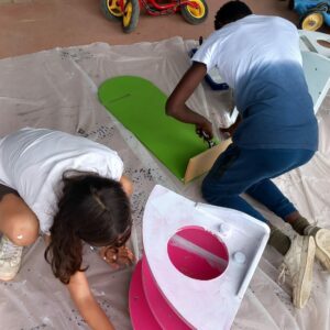 Rafraichissement des peintures sur du mobilier de la crèche