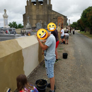 Badigeon à la chaux sur le mur du cimetière de Mongausy